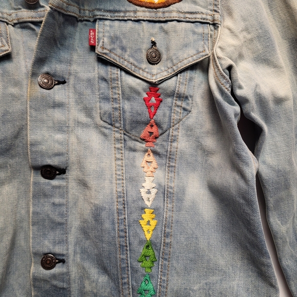 Vintage Levi's Mens Light Blue Denim Jacket w/ Southwestern Embroidery - Size 40 - Picture 4 of 10